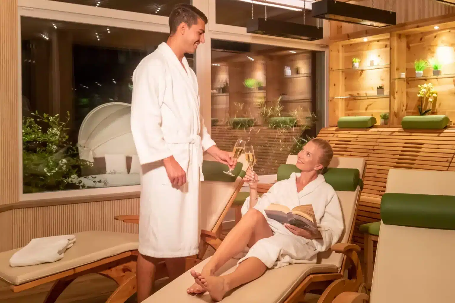 Startseite 8 Paar im Ruhebereich des Wellnessbereichs am Abend