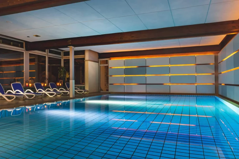 Piscine intérieure du Wellnesshotel Sonnenhof & Sonnhalde