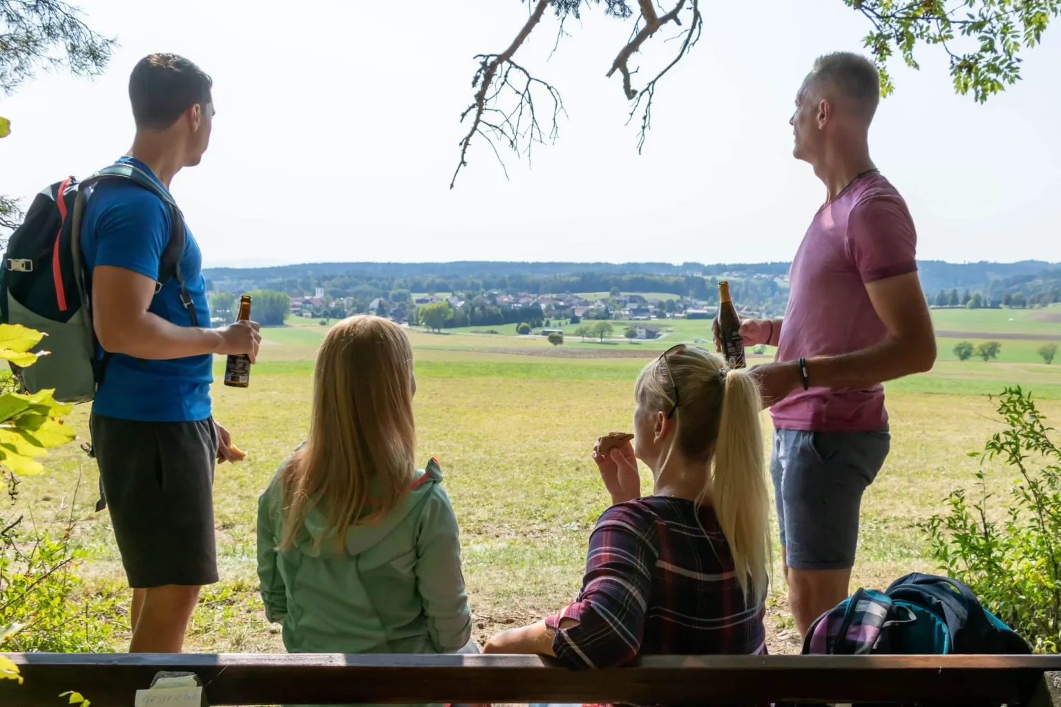 Startseite 5 Wanderer mit Blick über den Südschwarzwald