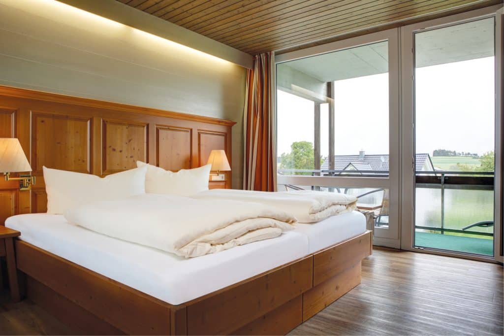 Comfort Zimmer im Haupthaus Sonnenhof – Doppelbett, Balkon und modernes Design.
