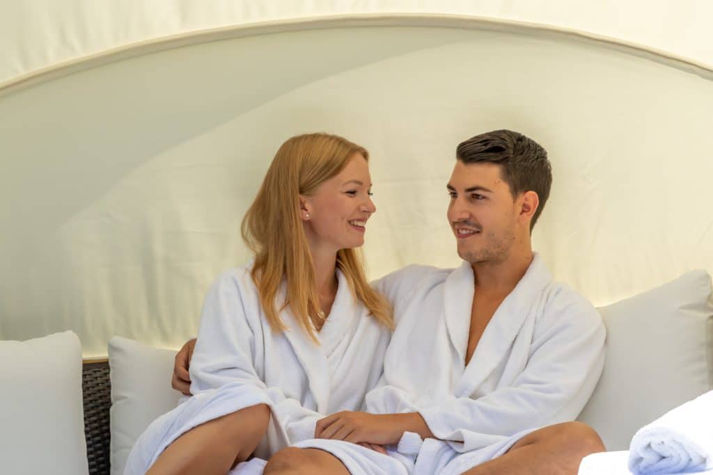 Couple en écharpes dans l'hôtel de spa Sonnenhof & Sonnhalde