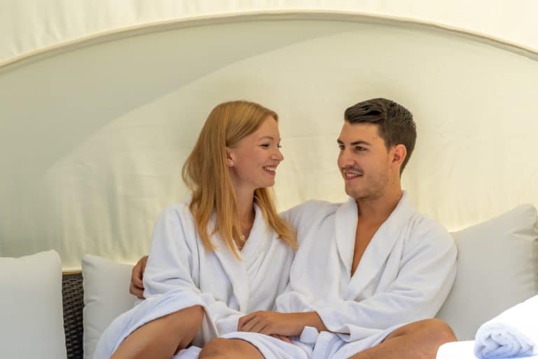Couple en peignoir dans l’espace de repos au Wellnesshotel Sonnenhof & Sonnhalde