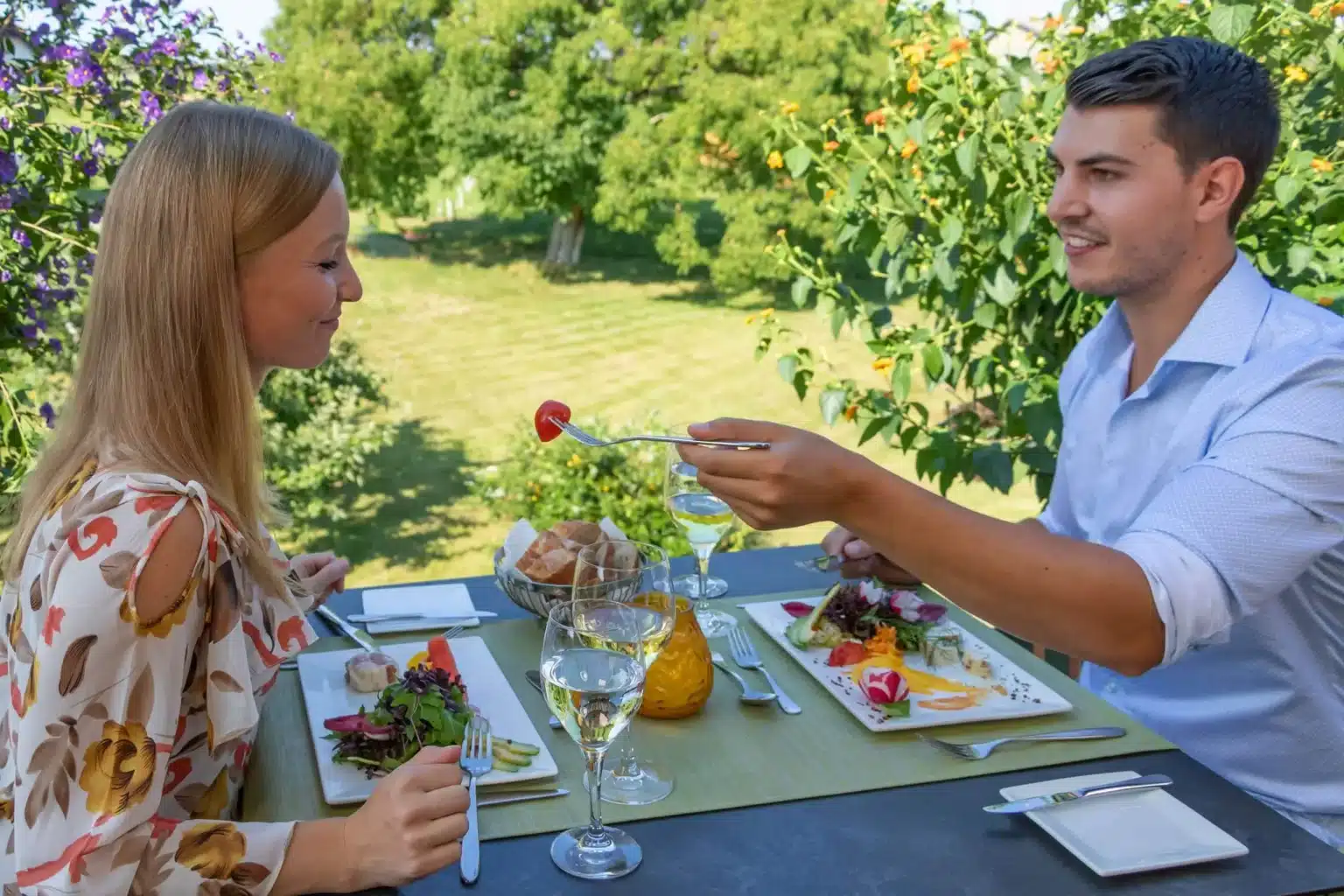 Startseite 3 Abendessen im Garten