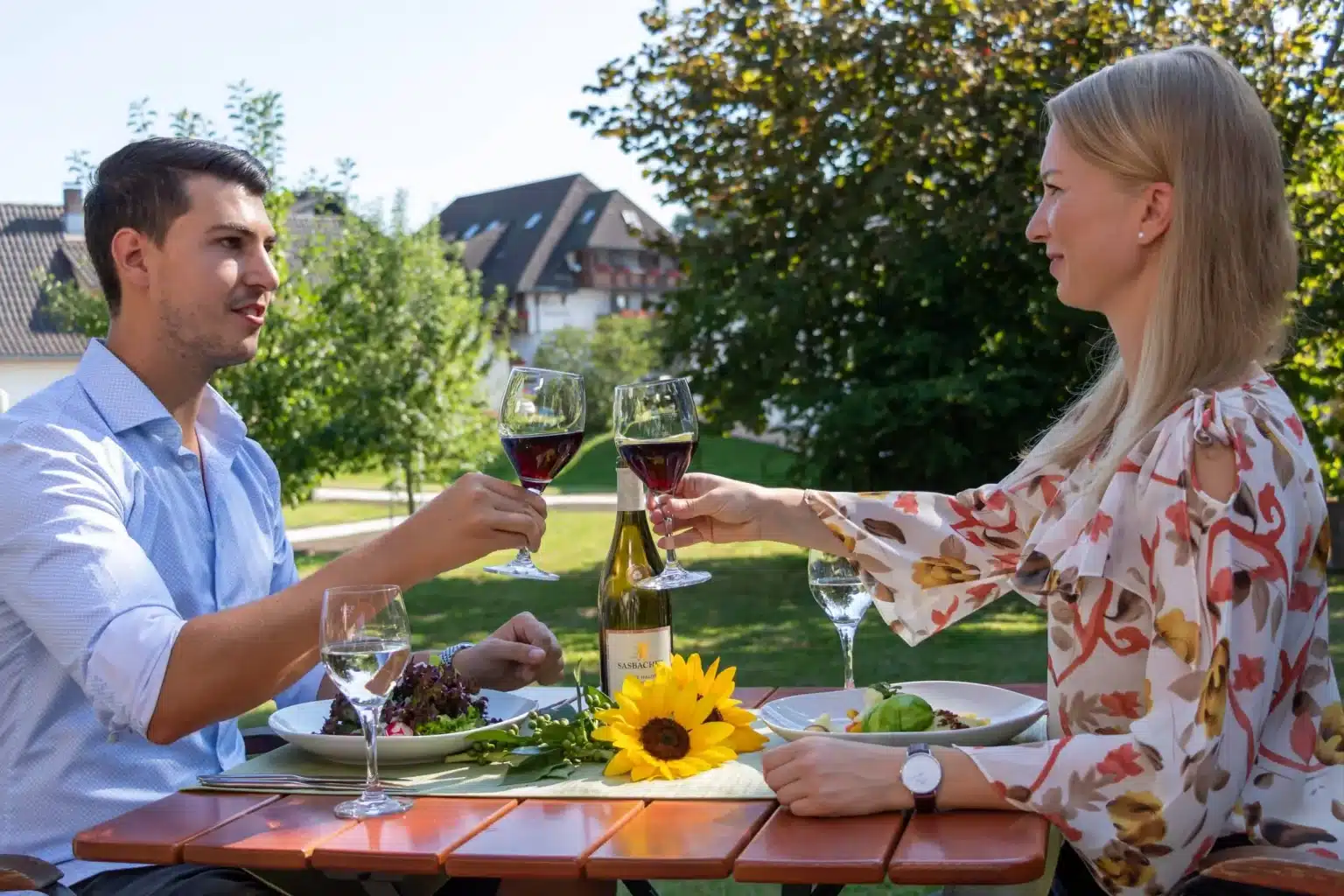 Startseite 11 Paar mit Rotwein auf der Terrasse