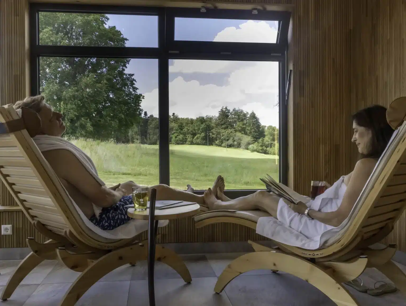 Startseite 6 Ruhebereich mit Relaxliegen und Blick ins Grüne