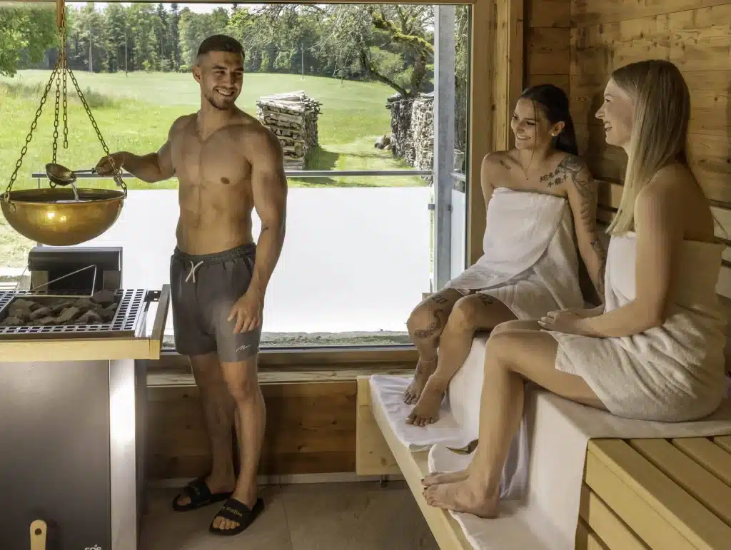 Clients de sauna dans le centre de bien-être du spa Sonnenhof & Sonnhalde