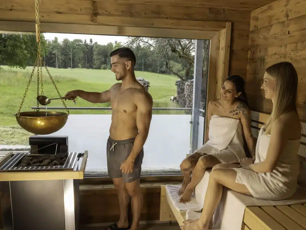 Aufguss au sauna au Wellnesshotel Sonnenhof & Sonnhalde