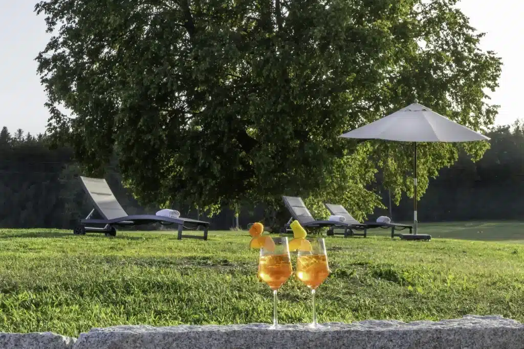 Plage avec chaises longues et parasols à l'hôtel de santé Sonnenhof & Sonnhalde