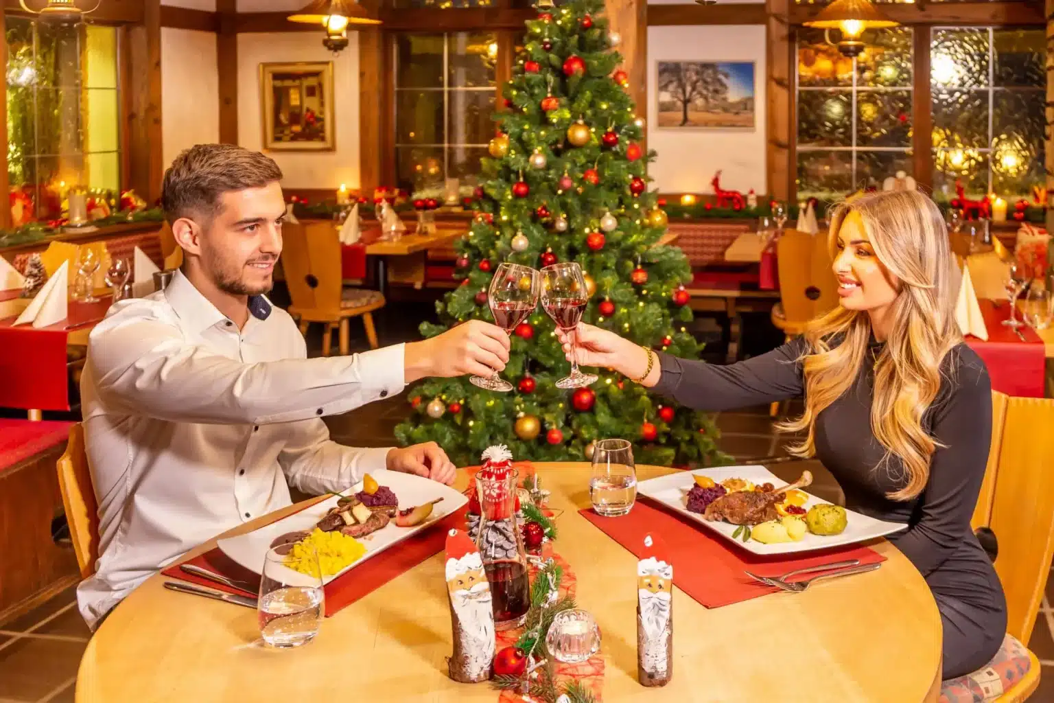 Startseite 7 Paar stößt am Weihnachtsbaum im Restaurant Sonnenhof an