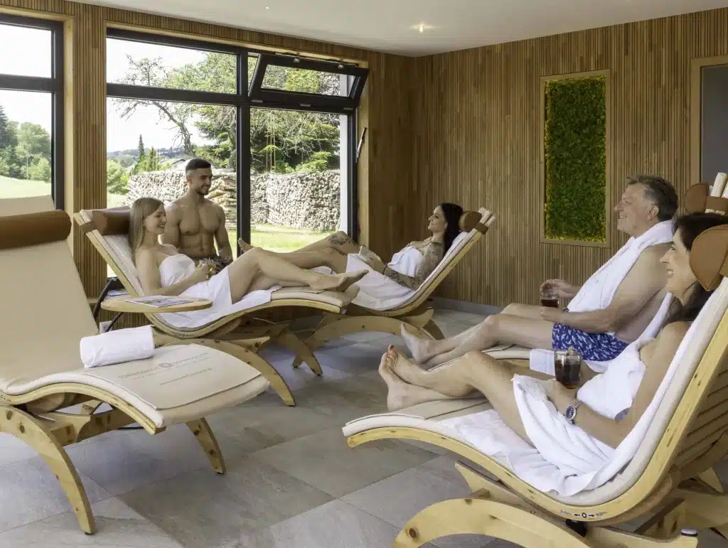 Hôtes dans l'espace de repos du Wellnesshotel Sonnenhof & Sonnhalde