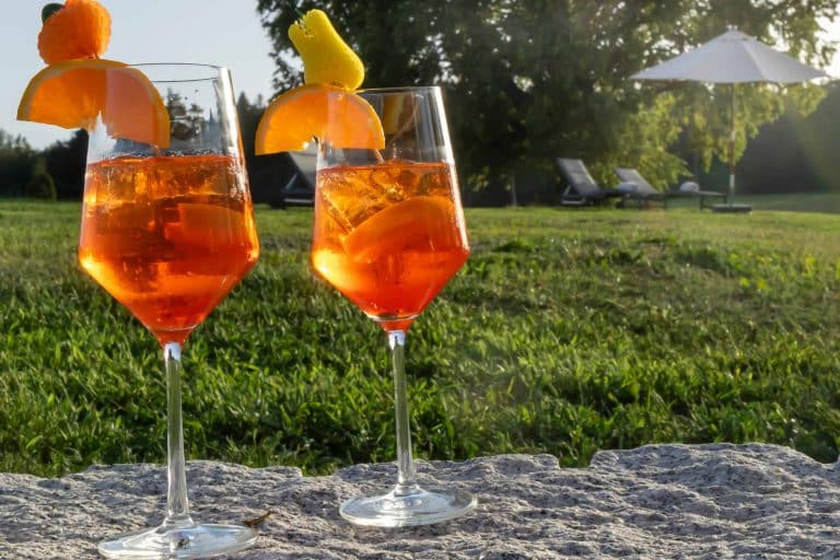 Deux verres d’Aperol Spritz sur la pelouse de détente au Wellnesshotel Sonnenhof & Sonnhalde