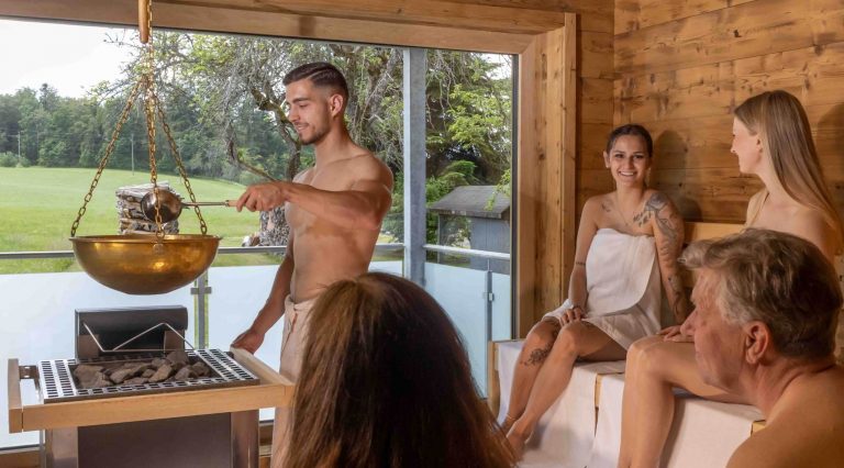 Séance d’Aufguss avec vue sur le jardin au Wellnesshotel Sonnenhof & Sonnhalde