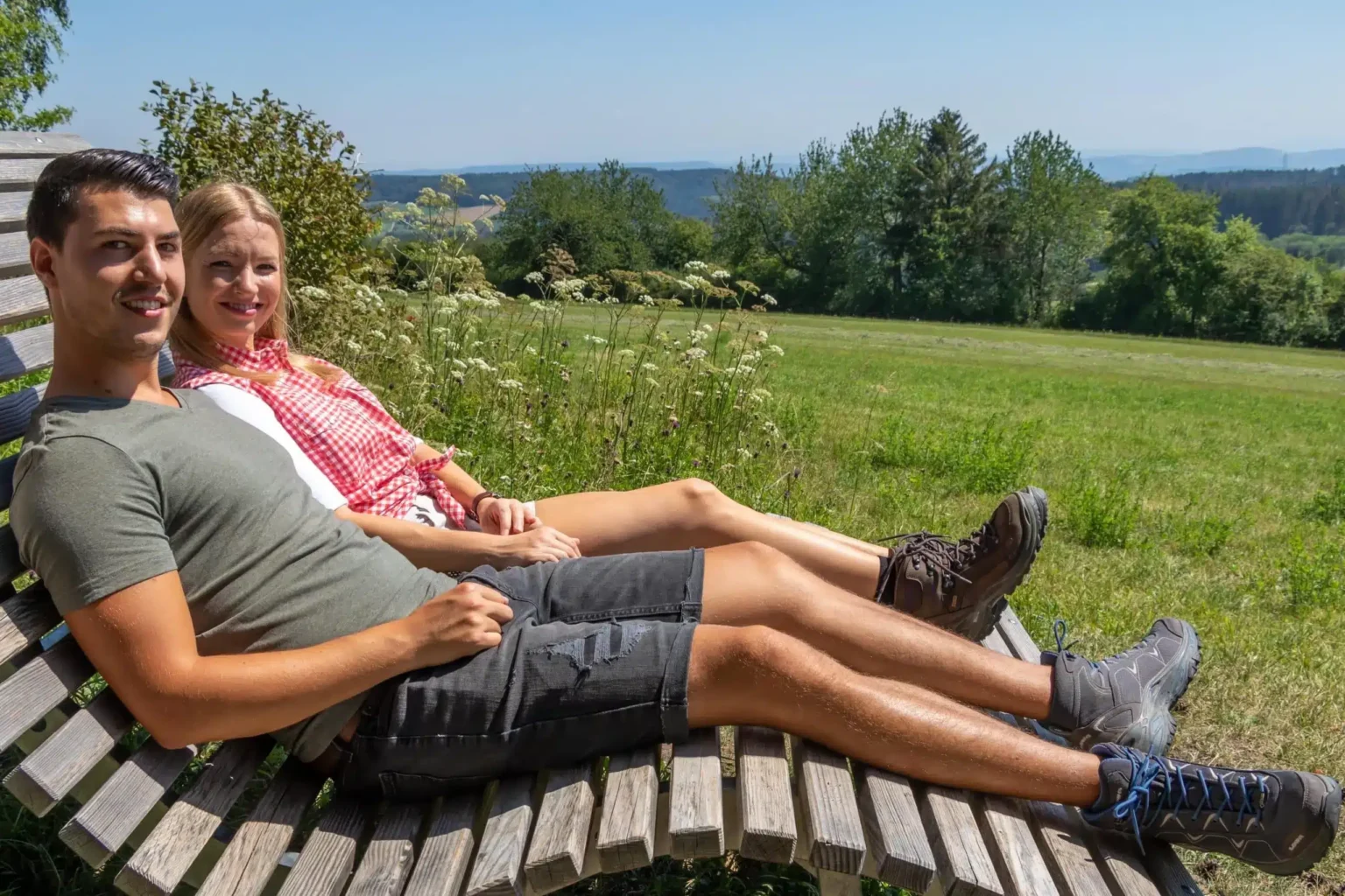 Startseite 14 Paar entspannt auf einer Holzliege mit Blick über den Südschwarzwald