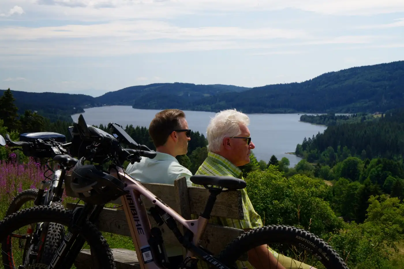Radurlaub im Hochschwarzwald 4 Radfahrer auf einem Panoramaweg