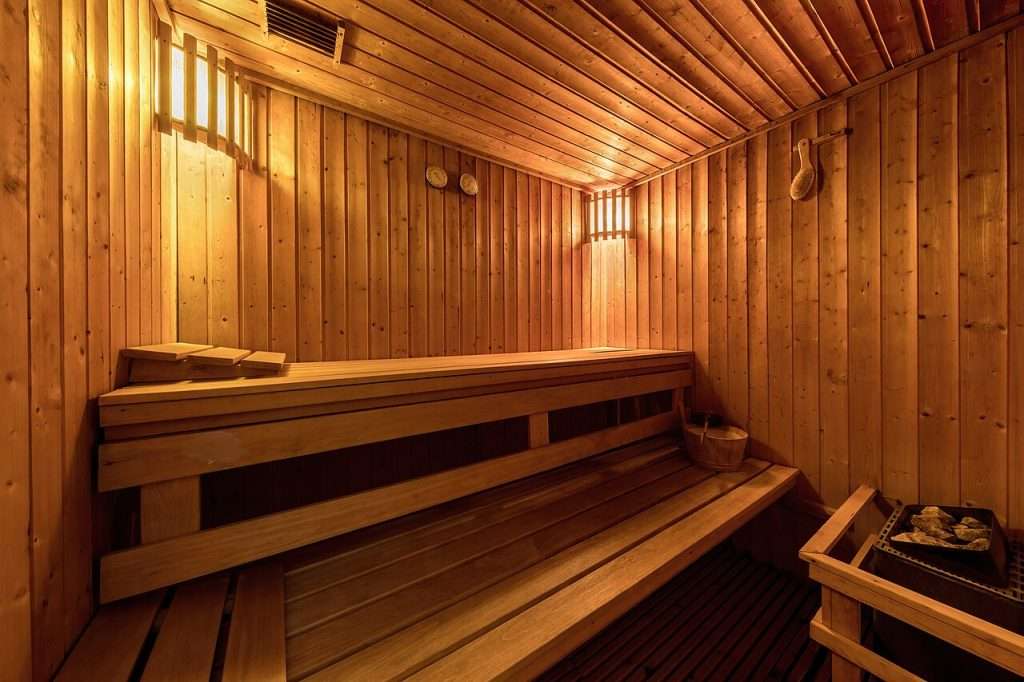 Cabine de sauna en bois avec bancs (image d'illustration)