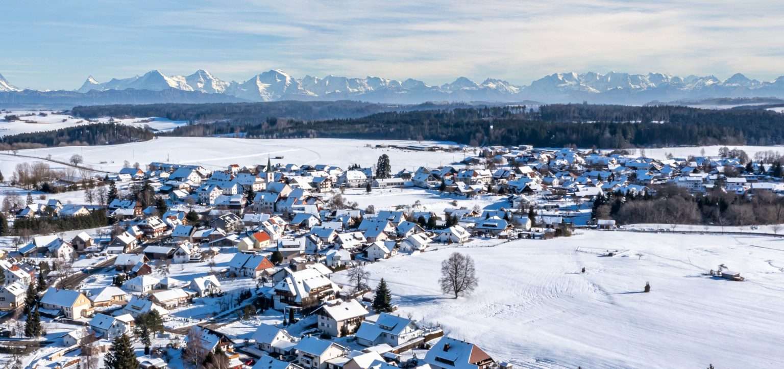 Startseite 1 Birkendorf im Winter mit Blick auf die verschneiten Schweizer Alpen